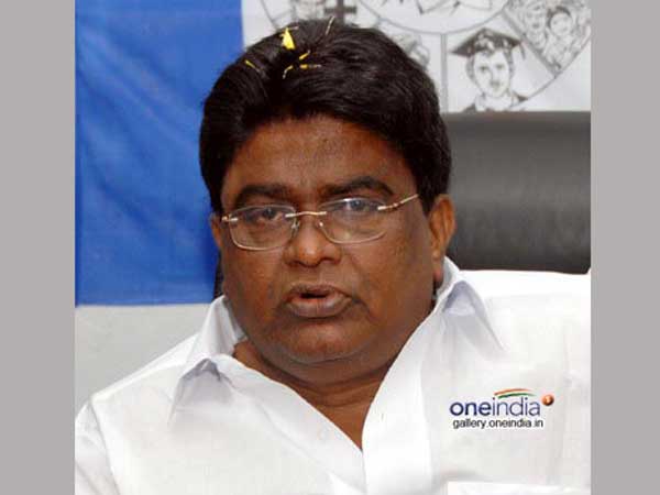 జగన్ను పొడవమని వైసీపీ నేతలో కత్తి ఇచ్చినట్లుగా ఉంది
