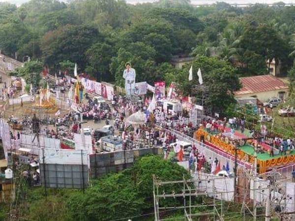 పోలీసుల సూచనతో కారులో డ్యాన్స్ చేస్తూ పవన్ కళ్యాణ్