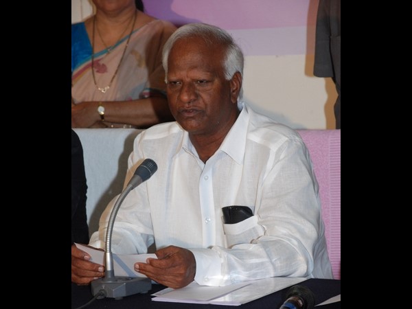 కేసీఆర్ను ఒప్పించి టిక్కెట్ తెచ్చుకోండి
