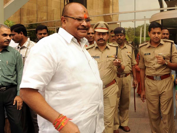 సైంధవుడిలా అడ్డుకుంటున్నారు
