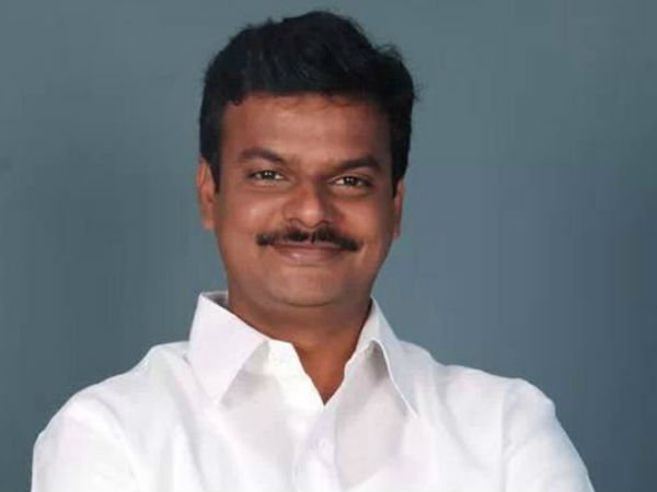 ఐటీ దాడులకు రాజకీయ రంగు