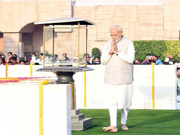 Gandhi Jayanti 2018: PM Modi, President Kovind, Rahul Gandhi pay tribute to Mahatma Gandhi Gandhi Jayanti 2018: PM Modi, President Kovind, Rahul Gandhi pay tribute to Mahatma Gandhi