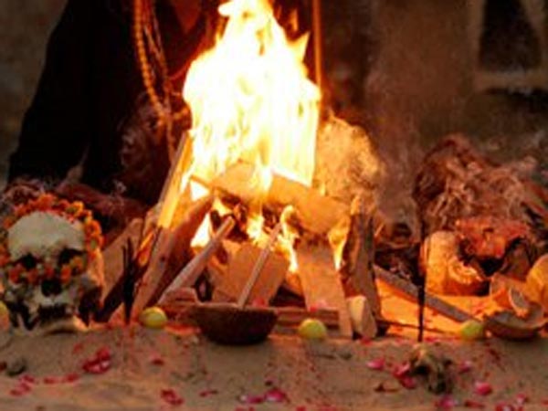 రోడ్డు మీదే...చితక బాదింది...