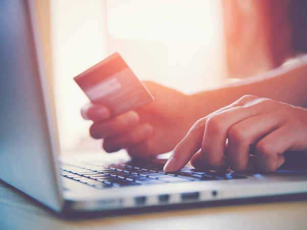 Man orderes Phone on E-commerce website but was shocked to see a brick when delivered Man orderes Phone on E-commerce website but was shocked to see a brick when delivered