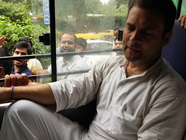 Rahul Gandhi leads protest march against removal of CBI director Alok Verma Rahul Gandhi leads protest march against removal of CBI director Alok Verma
