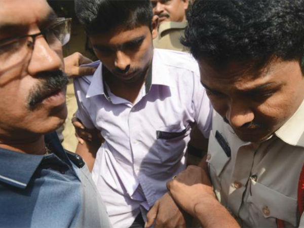ఆ ఇద్దరు మహిళలు...ఎవరంటే?