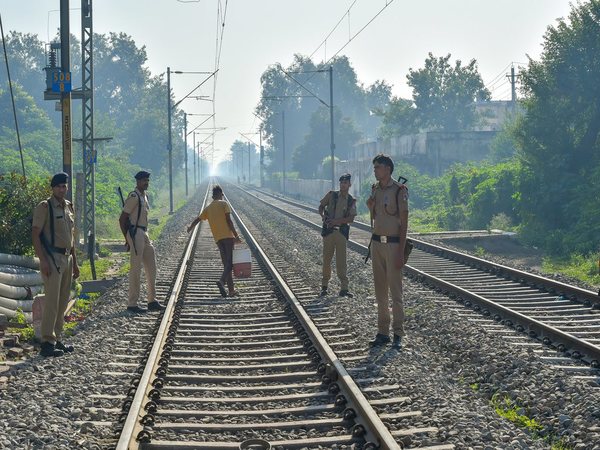 ఏ ప్రభుత్వమూ సహకరించలేదని కన్నీటిపర్యంతం