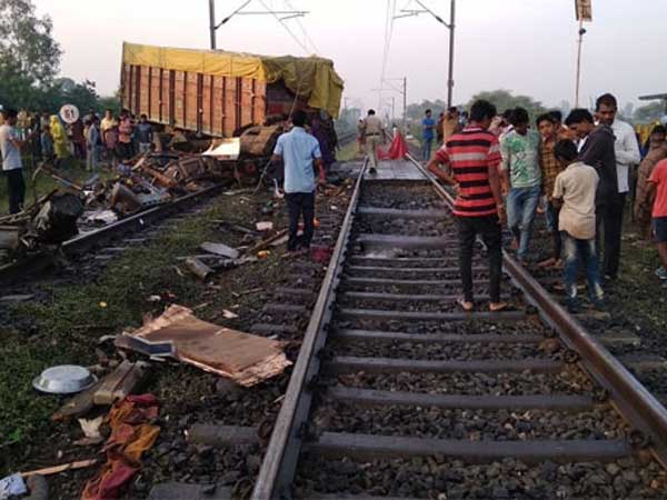 Madhya Pradesh: Two coaches of Rajdhani Express derails, passengers safe Madhya Pradesh: Two coaches of Rajdhani Express derails, passengers safe