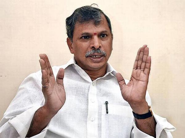 They are not common IT raids...looks like Selected ones:APCC Vice president Tulasi Reddy They are not common IT raids...looks like Selected ones:APCC Vice president Tulasi Reddy