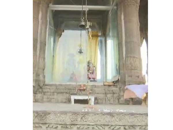 గ్రామాన్ని శపించిన దేవుళ్లు