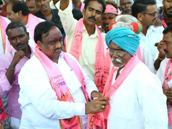 సహనం కోల్పోయిన వొడితల.. బూటు కాలితో..
