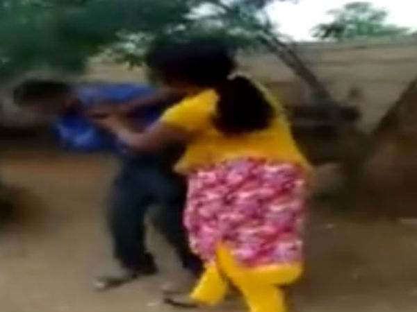 కర్ర, చెప్పులతో చావబాదిన మహిళ