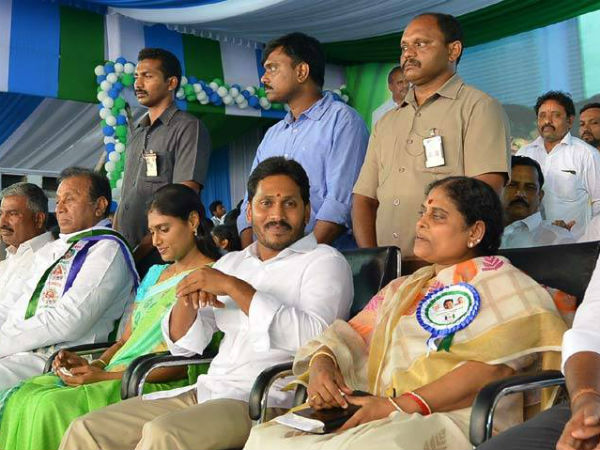 విజయమ్మ, షర్మిలలపై చేసిన వ్యాఖ్యలకు రాజేంద్రప్రసాద్పై ఫిర్యాదు