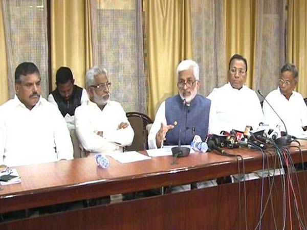 మీడియా సమావేశంలో...వైసిపి నేతలు