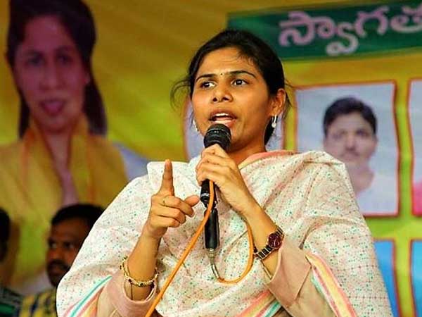 దత్తత గ్రామంలో...పాత జ్ఞాపకాలు