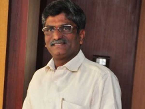 ఆనంద్ ప్రసాద్పై చెప్పులతో దాడి, ట్రాఫిక్ జామ్