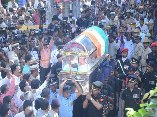 Bengaluru: Union Minister Ananth Kumar Cremated with full state honoures, leaders pay homage Bengaluru: Union Minister Ananth Kumar Cremated with full state honoures, leaders pay homage