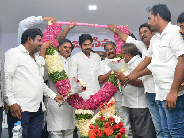 ఏపీలో కాంగ్రెస్ పార్టీకి దెబ్బమీద దెబ్బ..! ఎవరికి వారే యమునా తీరే అన్నట్టు వ్వవహారం..!