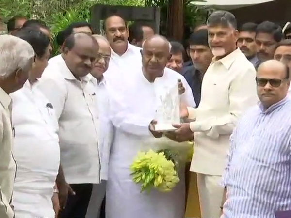 చంద్రబాబుకు ప్రశంసలు
