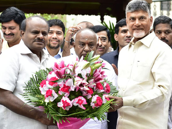 దేవేగౌడ, చంద్రబాబులు పాతస్నేహితులే