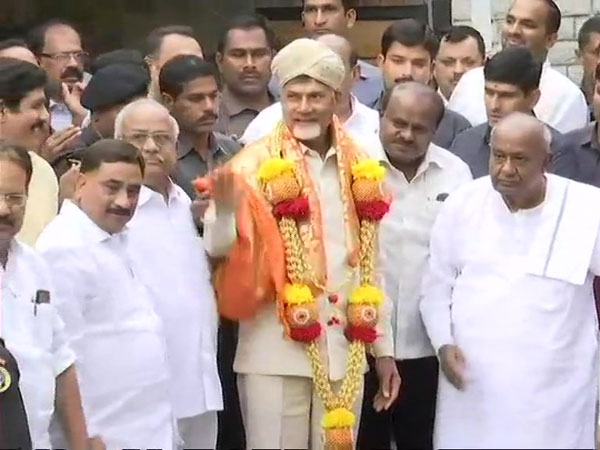 40 నిమిషాలు చర్చించిన ముగ్గురు నేతలు