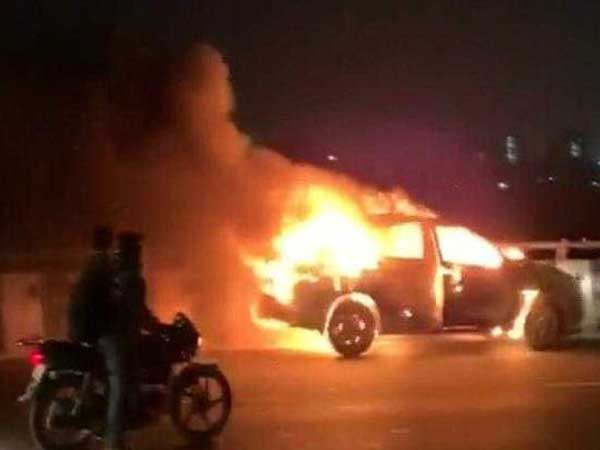 Fire emerges from a car in Gurugram,man jumps off the car Fire emerges from a car in Gurugram,man jumps off the car