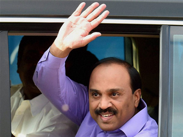 గేటు ముందు సెక్యూరిటీ !