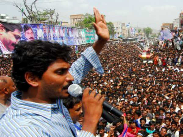 పాదయాత్రలో...జనాల హోరు