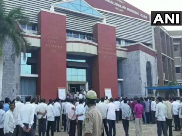 Karnataka By Election Results 2018: JD(S)-Cong maintains steady lead over BJP Karnataka By Election Results 2018: JD(S)-Cong maintains steady lead over BJP