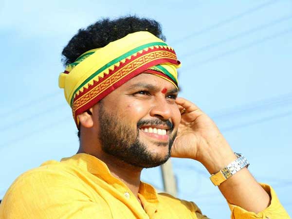 దేశంపై ప్రేమ ఉంటే అన్ని ఫోటోలు దిగేవారు కాదు