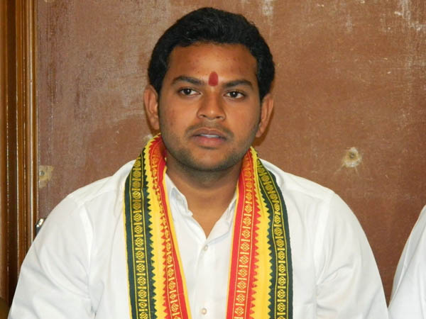 మోడీ సోకులు, ఫోటోల కోసం రూ.3వేలు ఖర్చు