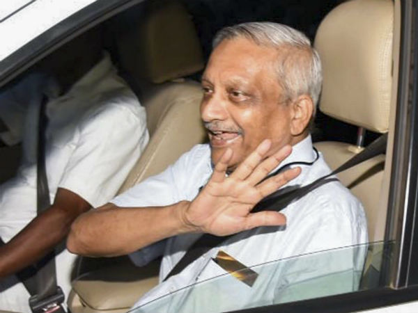 Many people march to Manohar Parikkars home demand his resignation in Goa Many people march to Manohar Parikkars home demand his resignation in Goa