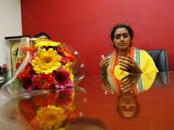 సుహాసిని తరఫున జానకిరామ్ సతీమణి ప్రచారం