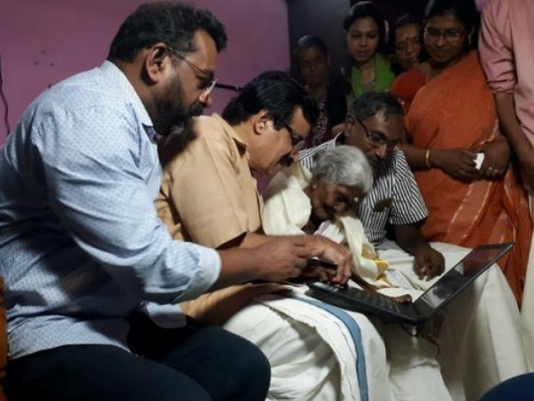 పరీక్షలో విజయం సాధించింనందుకు బామ్మకు ల్యాప్టాప్ బహుమానం