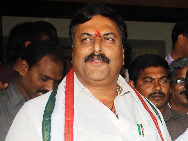 పొంగులేటికి రాహుల్ గాంధీ హామీ