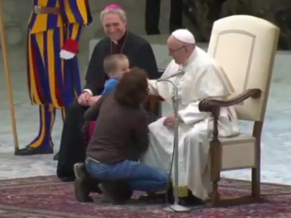 Mute boy climbs on stage of Pope Francis and plays around; leaves pontiff delighted Mute boy climbs on stage of Pope Francis and plays around; leaves pontiff delighted
