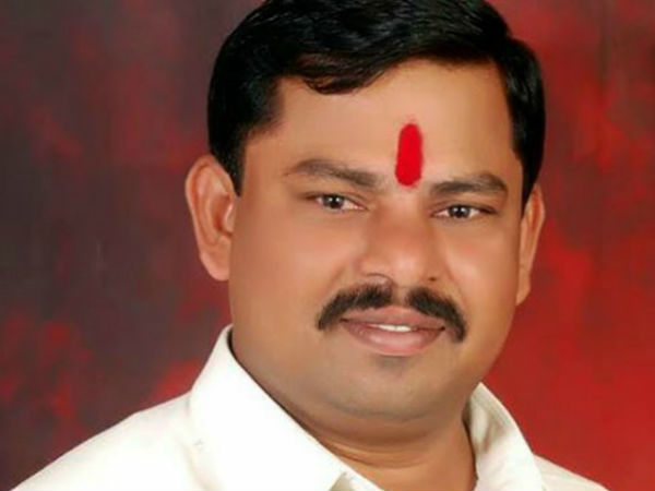 ఇంటింటికి తిరుగుతూ బీజేపీ కార్యాలయానికి