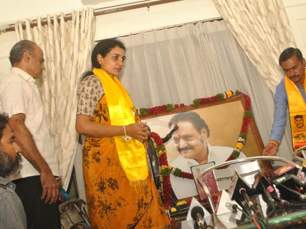 వారి స్ఫూర్తిగా రాజకీయాల్లోకి
