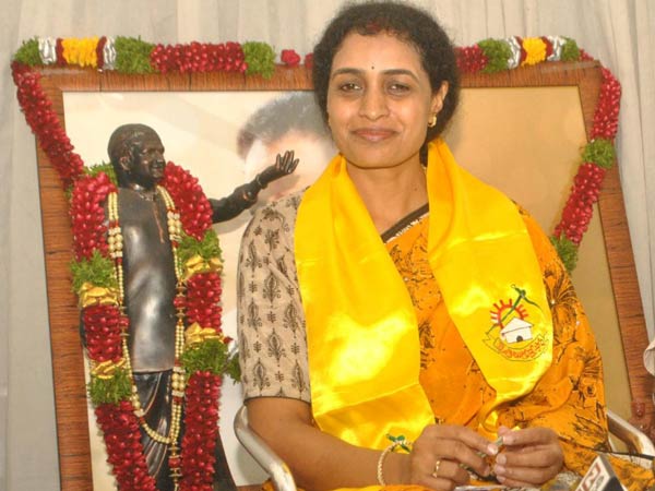 చిన్నప్పటి నుంచి రాజకీయాలంటే ఆసక్తి