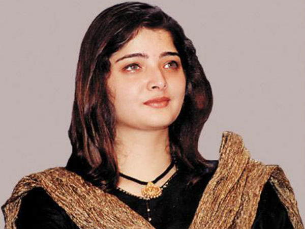 Cab Driver abuses singer Vasundhara Das in Bengaluru. Cab Driver abuses singer Vasundhara Das in Bengaluru.