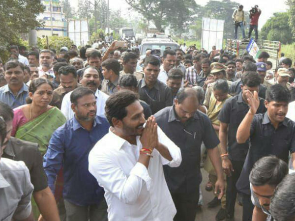 ఎడమ చేతిని ఎవరూ తాకకుండా చూసుకోవాలి