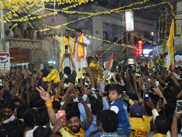 హైటెక్ సిటీ కూల్చెయ్, శంషాబాద్ విమానాశ్రయం మూసెయ్