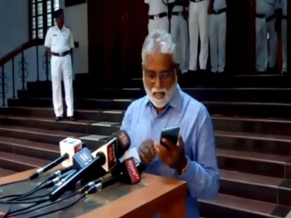 K’taka MLA caught looking at woman’s pic on phone in Assembly, claims proposal for son K’taka MLA caught looking at woman’s pic on phone in Assembly, claims proposal for son