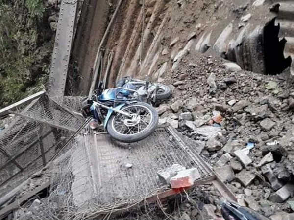 The 115 years oldest bridge in the state of Uttarakhand has collapsed. The 115 years oldest bridge in the state of Uttarakhand has collapsed.