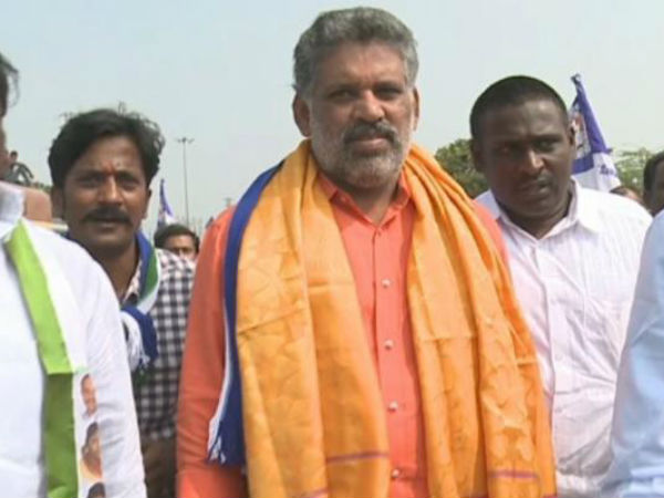 Grand welcome by YCP Mla for KCR Family.. Grand welcome by YCP Mla for KCR Family..