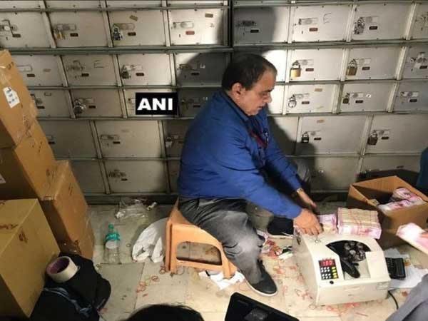 it officers bust hawala lockers and seized 25 crores it officers bust hawala lockers and seized 25 crores