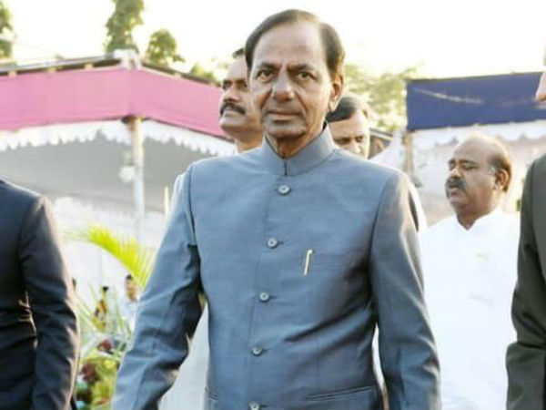 కేసీఆర్కు స్వాగతం పలుకుతూ భారీ కటౌట్లు