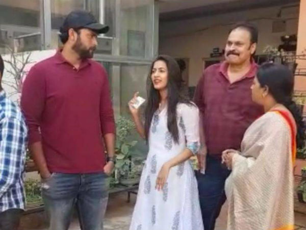 ఓటు వేయకుంటే గాడిదతో సమానం