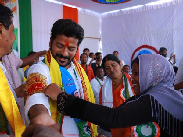 కేసీఆర్ ముందే ఆత్మహత్య చేసుకోవాల్సిన పరిస్థితి