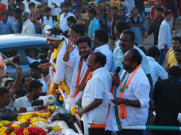 రేవంత్ అనుచరుల ఇళ్లలో సోదాలు, కావాలనే ఇబ్బందులు